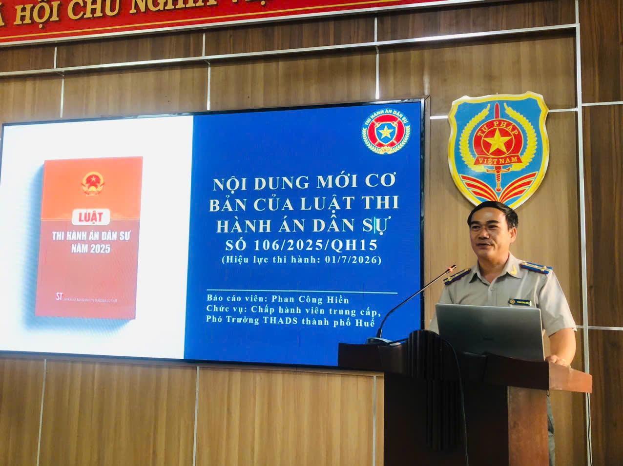 Đại diện Thi hành án Dân sự TP Huế trình bày Luật Thi hành án dân sự