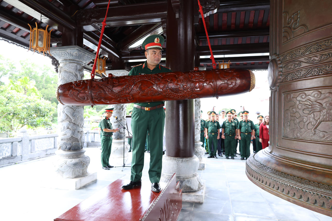 Trung tướng Lê Xuân Thế thực hiện nghi thức thỉnh chuông tại Đền thờ Côn Đảo.