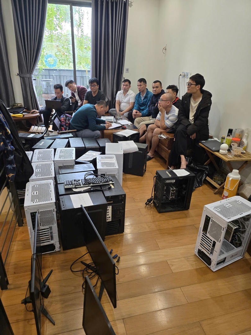 Cơ quan Công an kiểm tra, thu giữ nhiều thiết bị điện tử liên quan đến hoạt động của hệ thống.  (Ảnh: Bộ Công an)