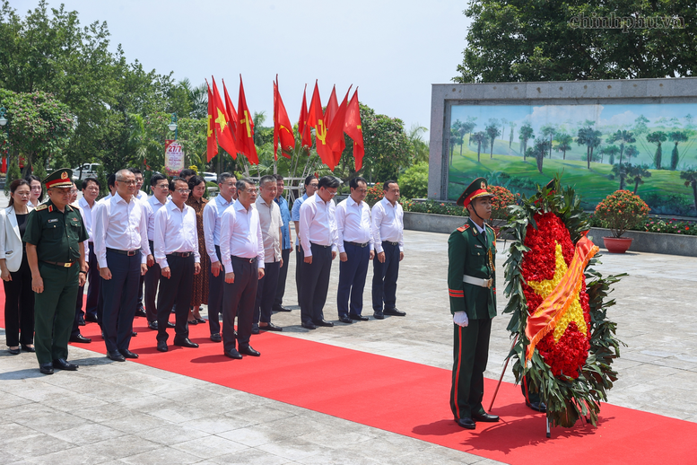 Thủ tướng tặng quà Mẹ Việt Nam anh hùng và dâng hương tưởng niệm các Anh hùng liệt sĩ tại Phú Thọ
