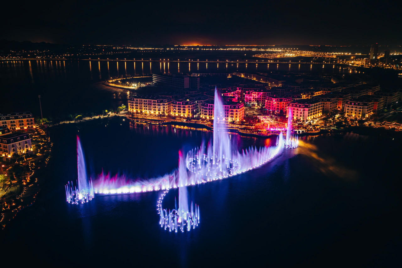 “Halo Bay Live Concert – Vịnh hát mùa hè” diễn ra tại sân khấu Halo Bay Show, Khu đô thị vịnh biển Halong Marina.