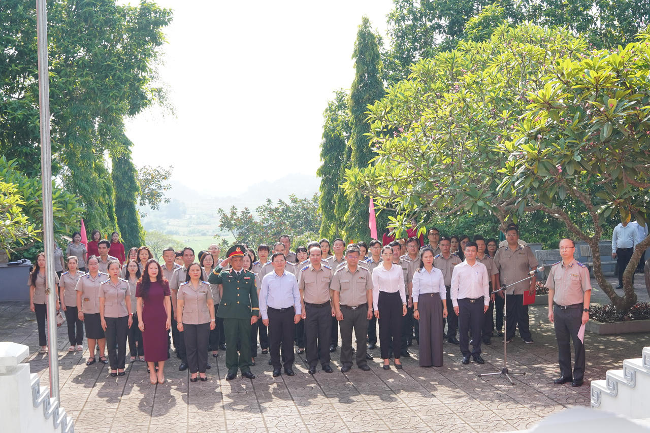 Thứ trưởng Mai Lương Khôi và các đại biểu thực hiện nghi lễ chào cờ tại Khu di tích lịch sử Bộ Tư pháp. Ảnh: Đức Mạnh.
