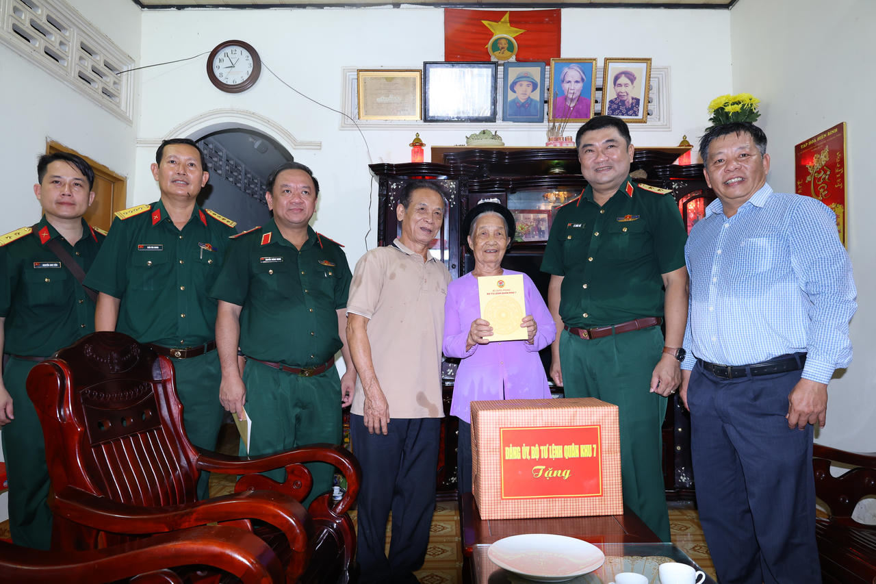 Đoàn công tác Bộ Tư lệnh Quân khu 7 thăm, tặng quà gia đình bà Lê Thị Diệm, vợ liệt sĩ, tại Đặc khu Côn Đảo.