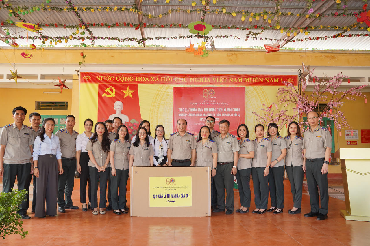 Cục Quản lý THADS tặng quà cho trường Mầm non Lương Thiện (xã Minh Thanh - Tuyên Quang). Ảnh: Đức Mạnh.