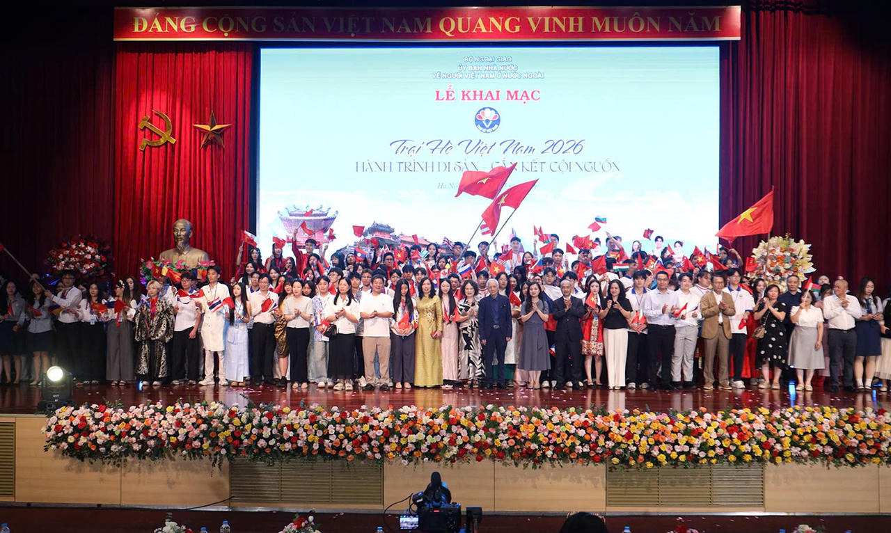 Các đại biểu và hơn 100 thanh niên, sinh viên kiều bào dự Trại hè Việt Nam năm 2026 chụp ảnh lưu niệm. Ảnh: Thành Long.