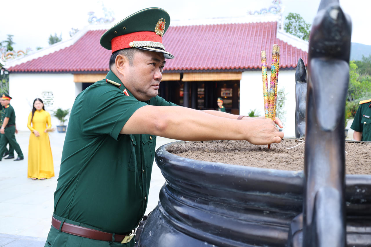 Trung tướng Lê Xuân Thế dâng hương tại Đền thờ Côn Đảo.