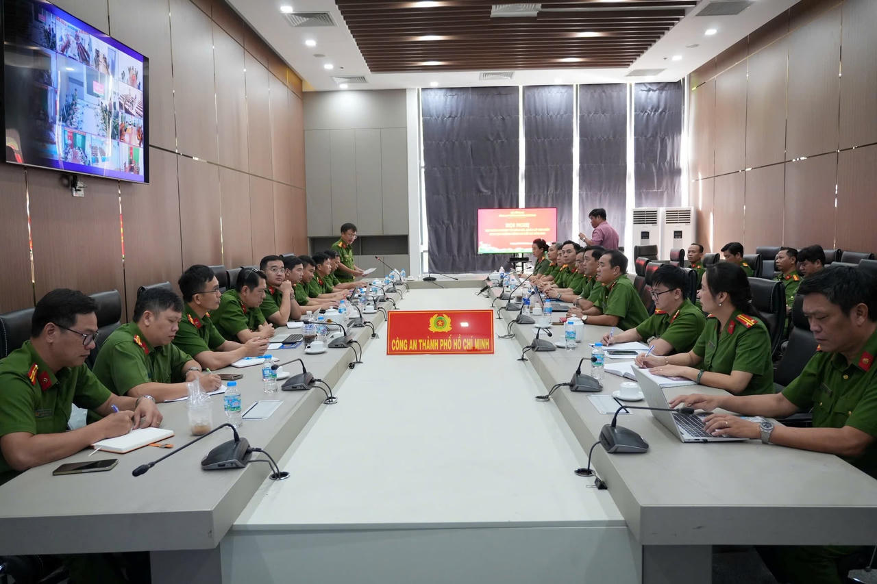 Công an TP Hồ Chí Minh tăng cường tổ chức tập huấn nghiệp vụ đăng ký, quản lý con dấu cho lực lượng Công an cấp xã. Ảnh CATP