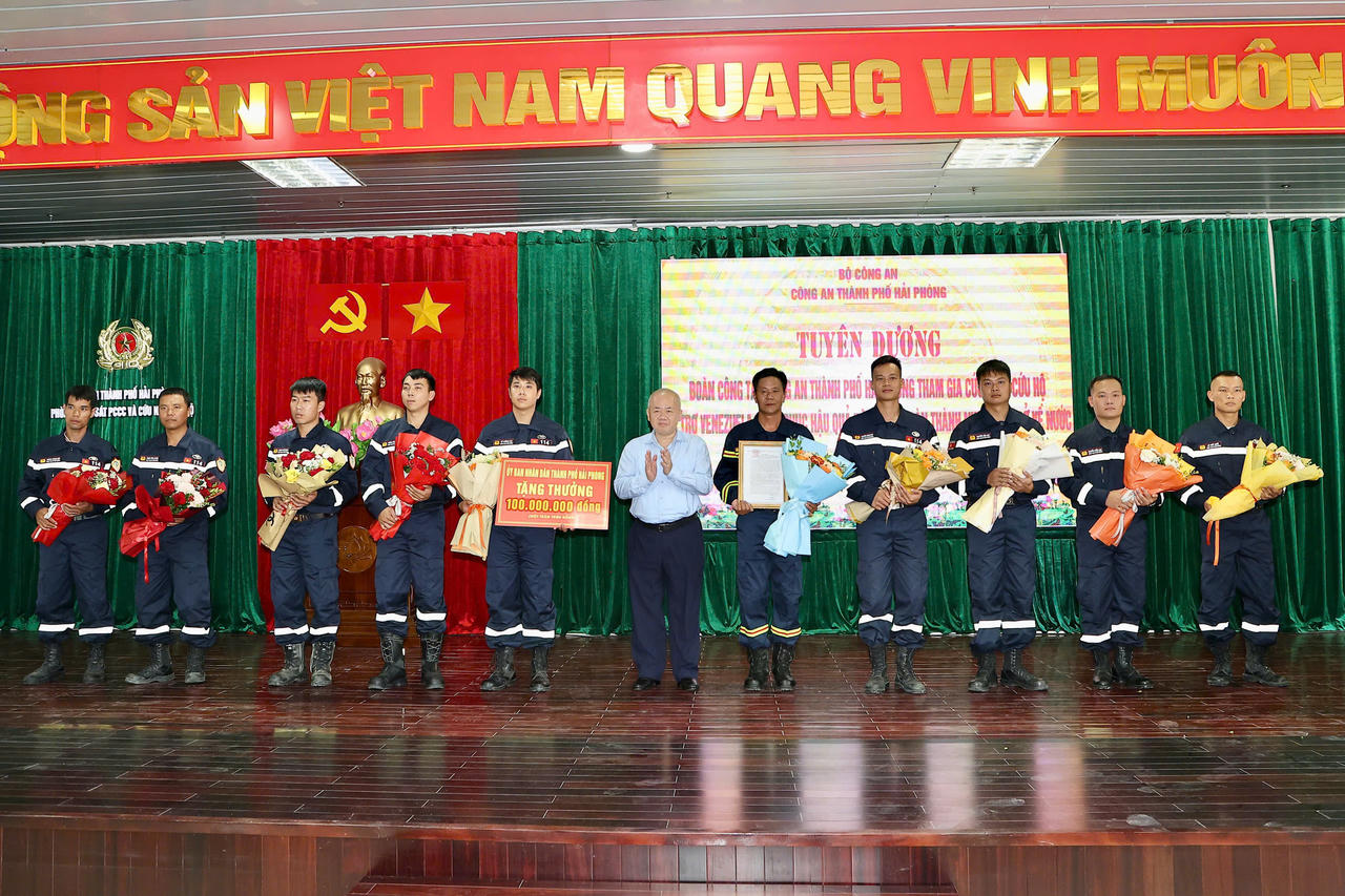 Khen thưởng 10 chiến sĩ Công an Hải Phòng hoàn thành nhiệm vụ trở về từ Venezuela
