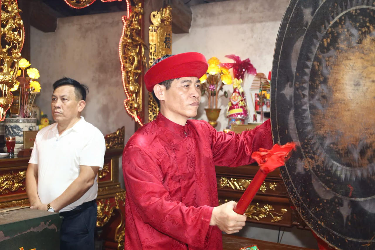 Lãnh đạo phường Đồ Sơn đánh trống khai hội