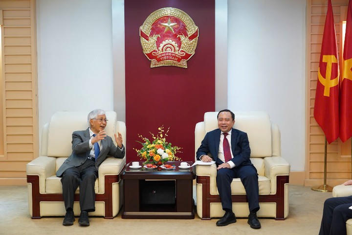 Bộ trưởng Vũ Hải Quân tiếp và làm việc với GS. Trần Thanh Vân. (Ảnh: MST)