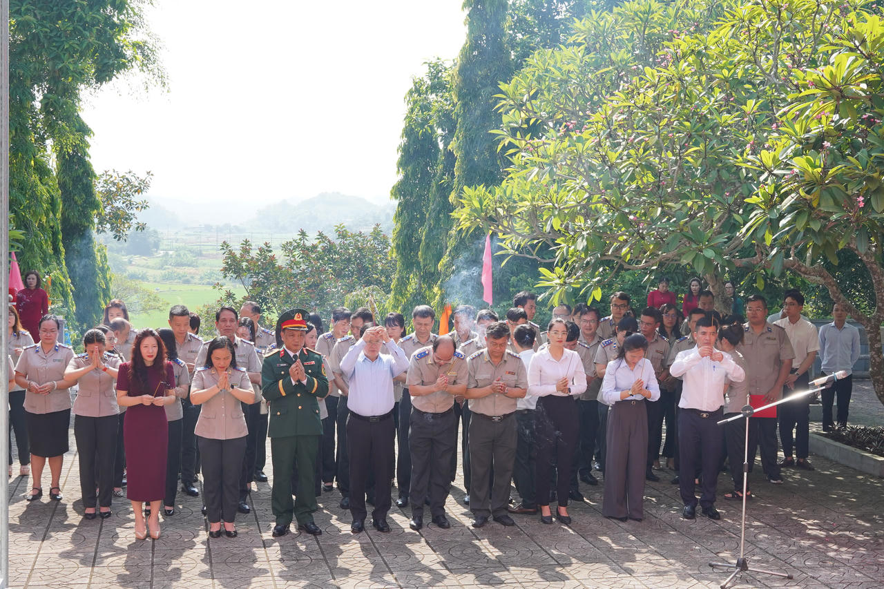 Thứ trưởng Mai Lương Khôi và các đại biểu dâng hương tại nhà bia Khu di tích lịch sử Bộ Tư pháp. Ảnh: Đức Mạnh.