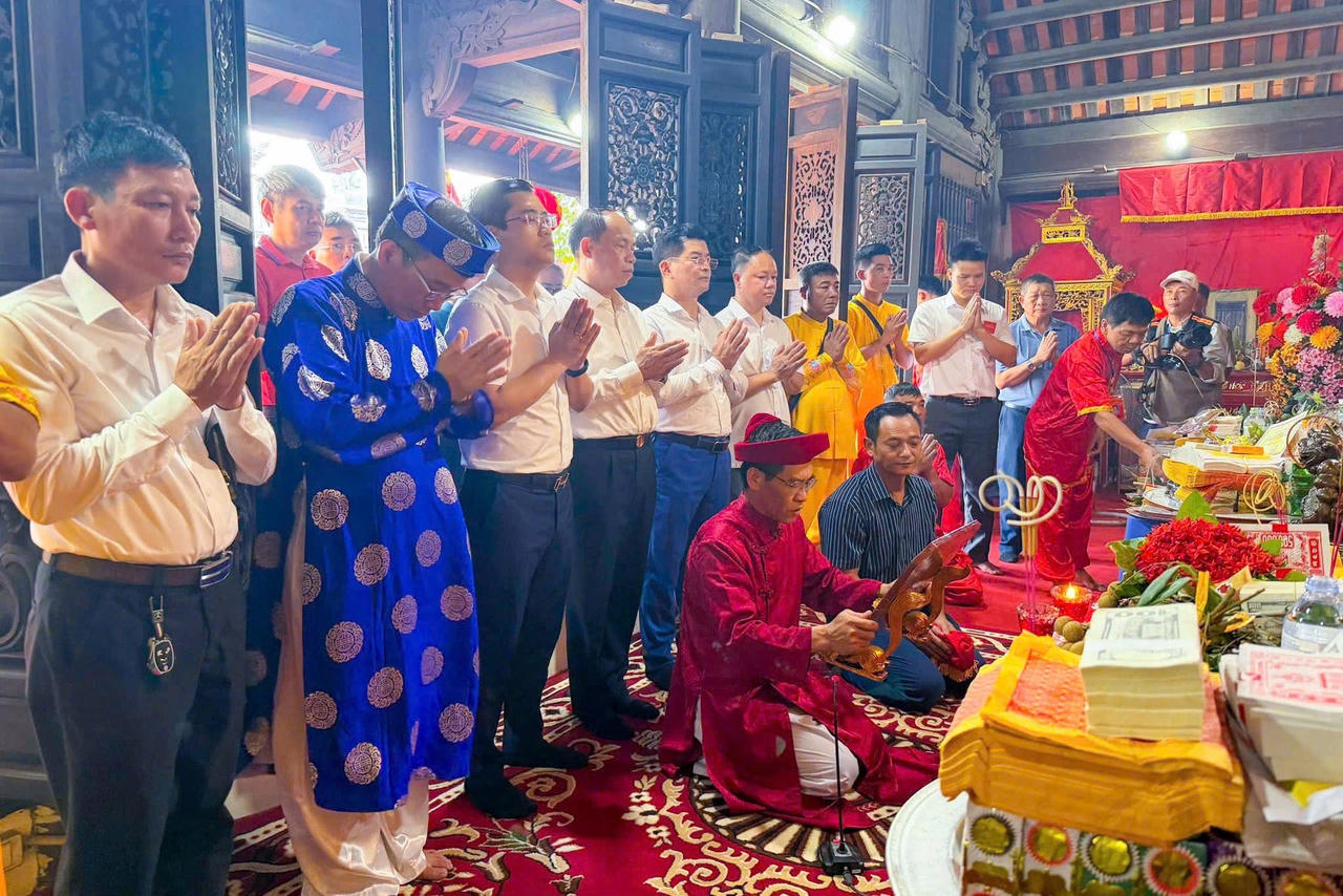 Lễ dâng hương, thượng cờ là nghi thức truyền thống trong ngày khai hội