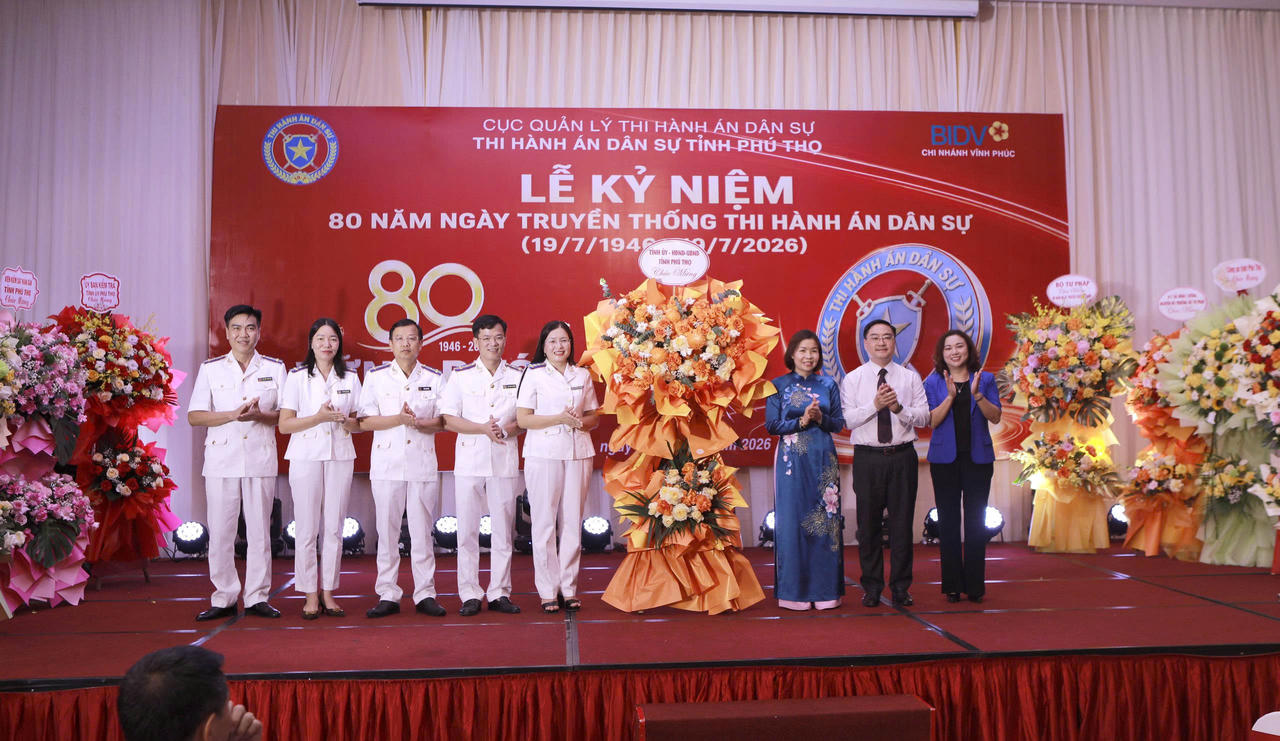Trưởng Ban Nội chính Tỉnh ủy Quách Thế Ngọc, Phó Chủ tịch UBND tỉnh Phùng Thị Kim Nga và Phó Trưởng Đoàn chuyên trách Đoàn ĐBQH tỉnh Đặng Bích Ngọc tặng hoa chúc mừng Thi hành án dân sự tỉnh Phú Thọ.