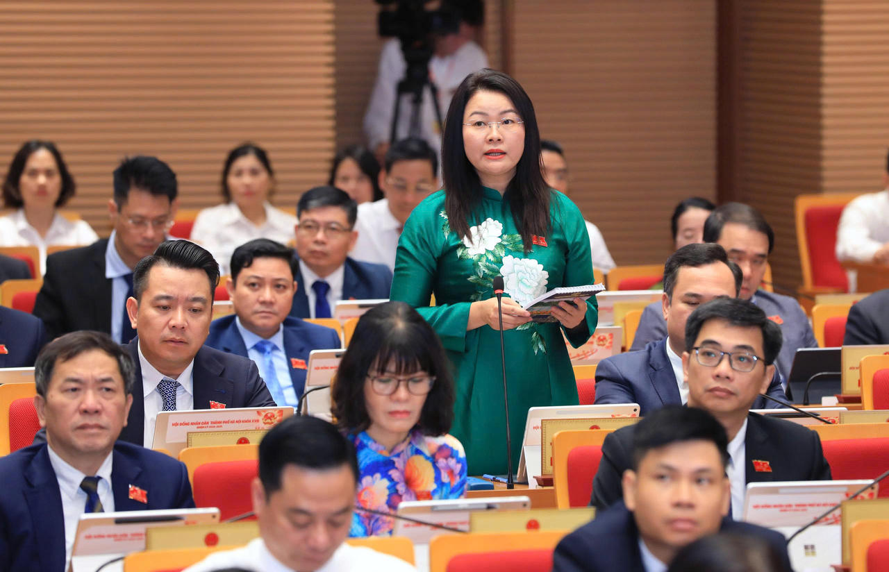 Đại biểu Phạm Thị Thanh Hương nêu câu hỏi chất vấn tại phiên họp.