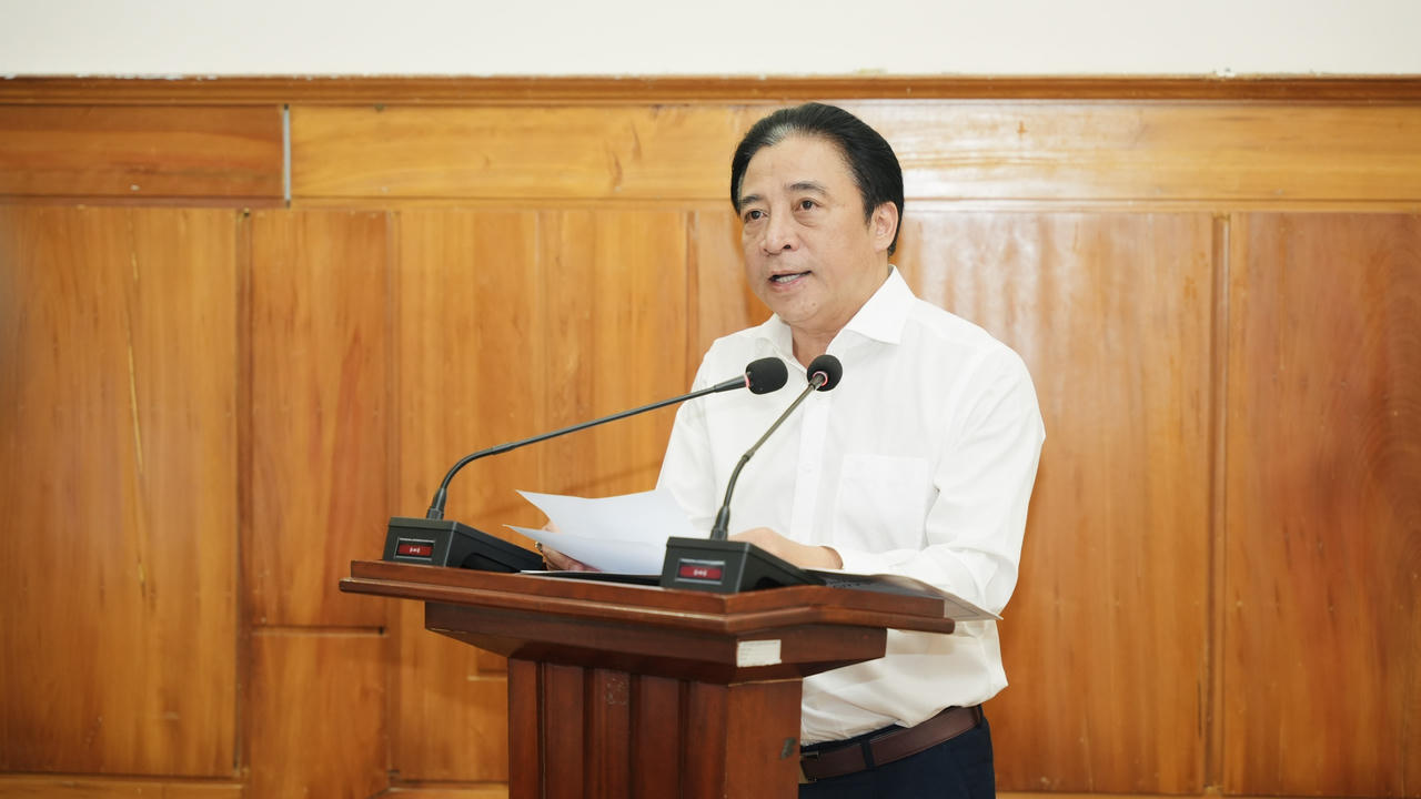 Chủ tịch UBND TP Huế Nguyễn Khắc Toàn thông tin tình hình kinh tế - xã hội của thành phố trong 6 tháng đầu năm. (Ảnh: Ngọc Hiếu) 