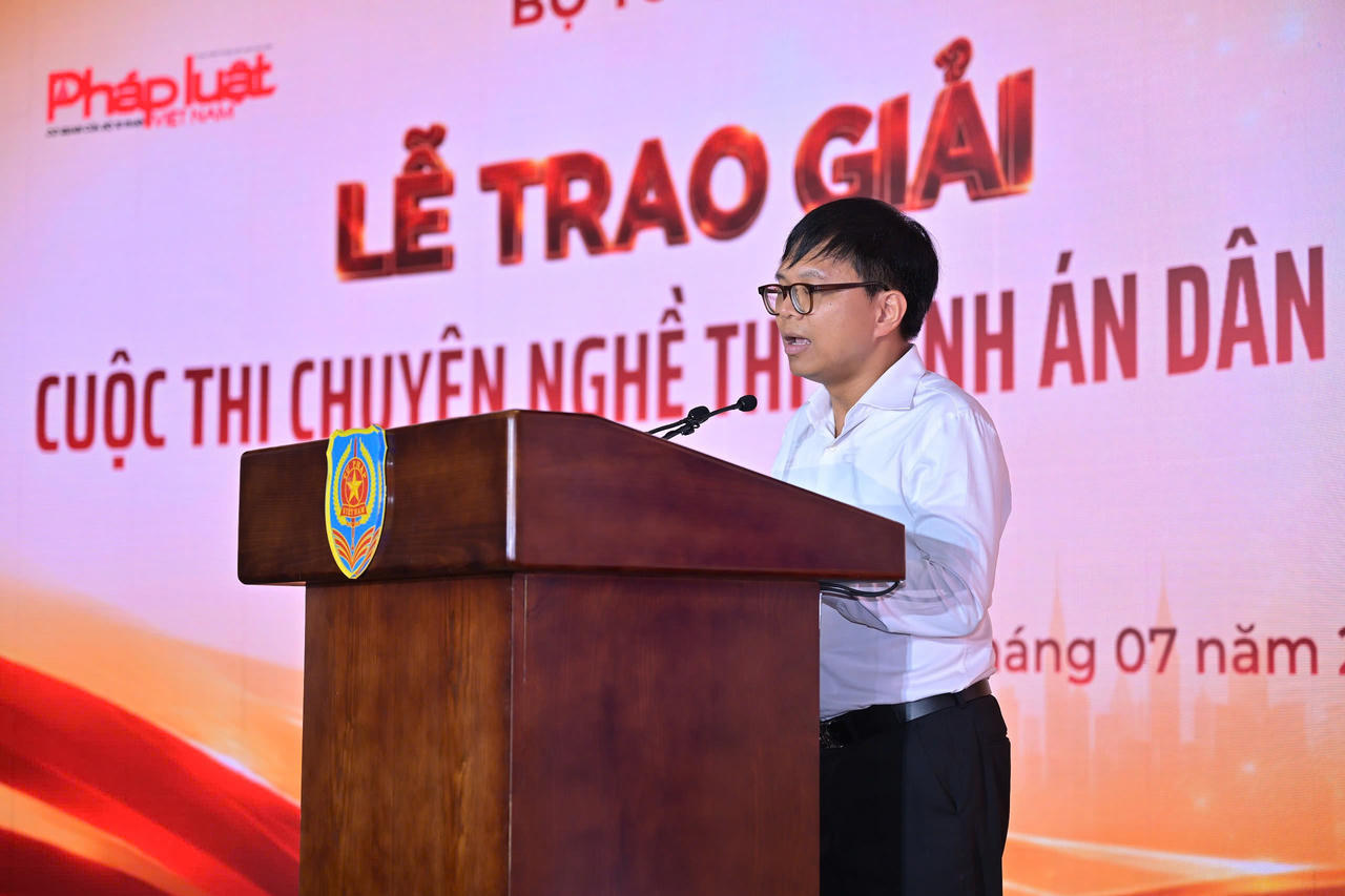 Nhà báo Phùng Thế Kha (Báo Dân trí) chia sẻ tại Lễ trao giải.