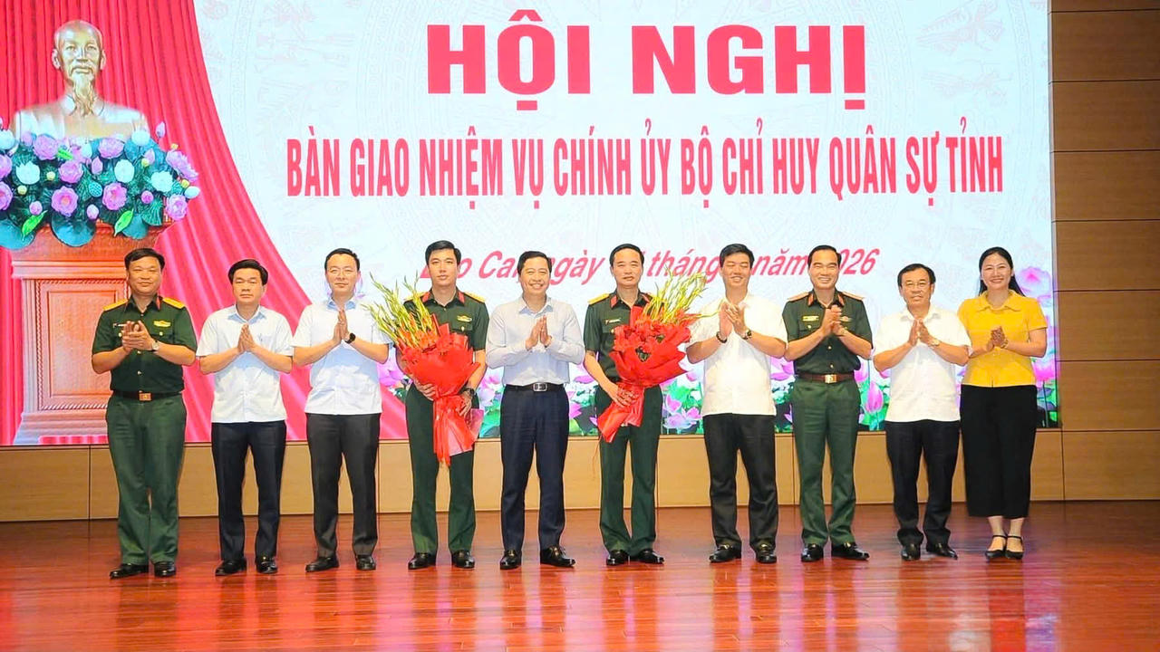 Ban Thường vụ Tỉnh ủy Lào Cai tặng hoa chúc mừng  (Ảnh: Báo Lào Cai)