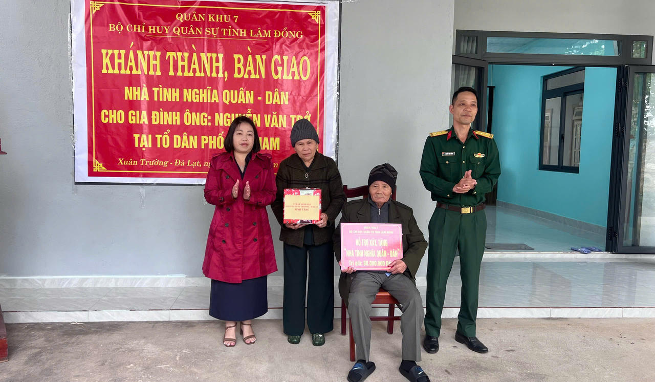 Bà Hồ Thị Bích Vân- Ủy viên Ban Thường vụ Đảng ủy, Phó Chủ tịch UBND phường Xuân Trường- Đà Lạt cùng lãnh đạo Ban Chỉ huy quân sự phường tặng quà chúc mừng gia đình ông Trở có căn nhà mới khang trang.