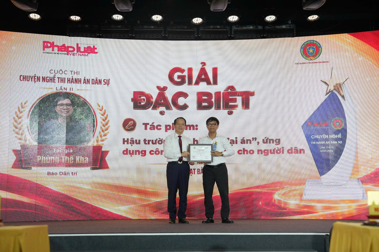 Bộ trưởng Bộ Tư pháp Hoàng Thanh Tùng trao Giải Đặc biệt cho nhà báo Phùng Thế Kha (Báo Dân trí).