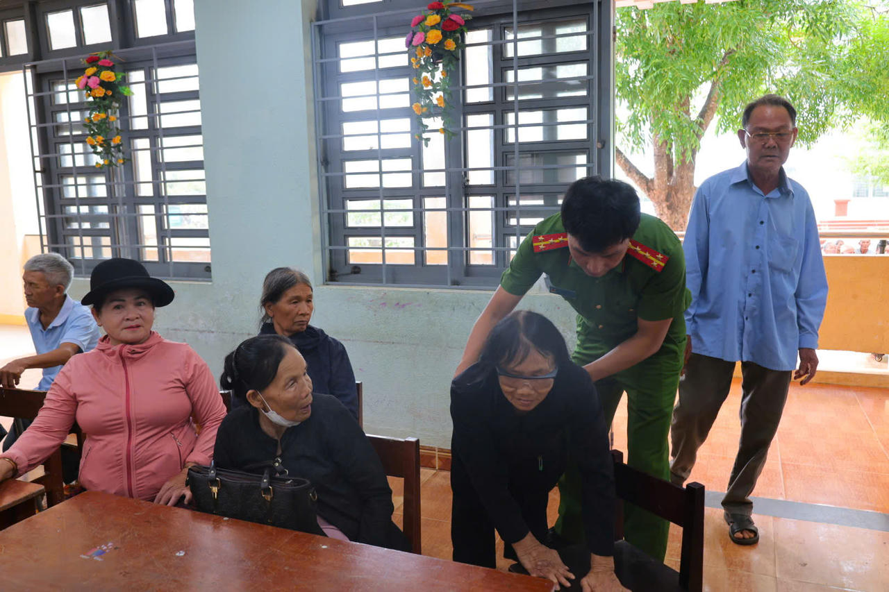 Đợt thu nhận mẫu sinh phẩm ADN thân nhân liệt sĩ được triển khai trong đợt cao điểm từ ngày 13 đến 17/7, Công an tỉnh đã thành lập 3 tổ công tác, tổ chức thu nhận mẫu tại 12 điểm trên địa bàn, dự kiến thu khoảng 3.500 mẫu sinh phẩm của thân nhân liệt sĩ để phục vụ công tác đối sánh, giám định ADN (Ảnh: Vân Anh)