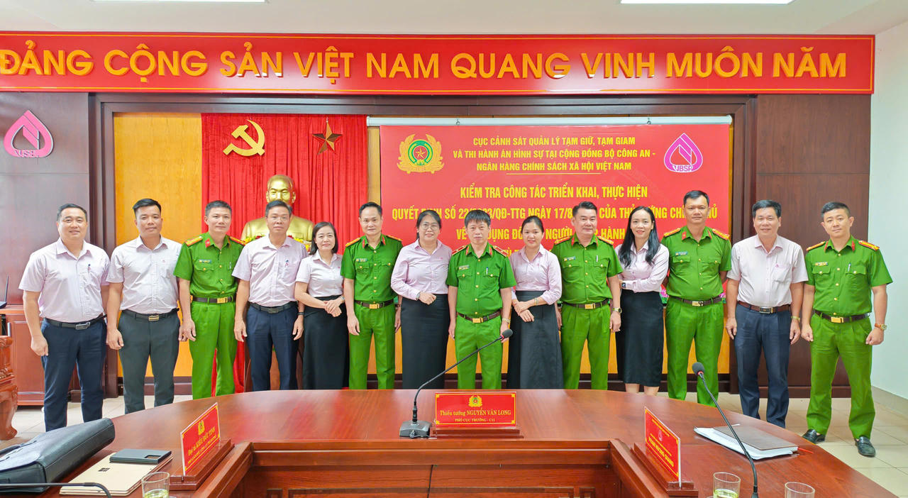 Đoàn kiểm tra liên ngành cùng lãnh đạo NHCSXH TP Huế chụp ảnh kỷ niệm sau đợt kiểm tra. (Ảnh: Thùy Nhung).