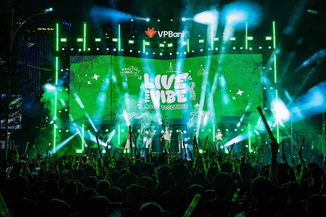 Đông đảo khán giả có mặt tại đêm nhạc “VPBank Live the Vibe - Move Together” - Cần Thơ