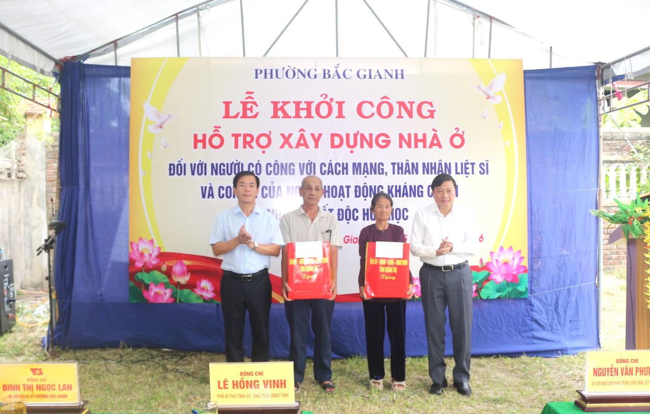 Bí thư Tỉnh ủy Quảng Trị Nguyễn Văn Phương và Chủ tịch UBND tỉnh Lê Hồng Vinh trao quà cho gia đình bà Nguyễn Thị Quyên và hộ ông Trần Văn Dũng. (Ảnh: Minh Phương).