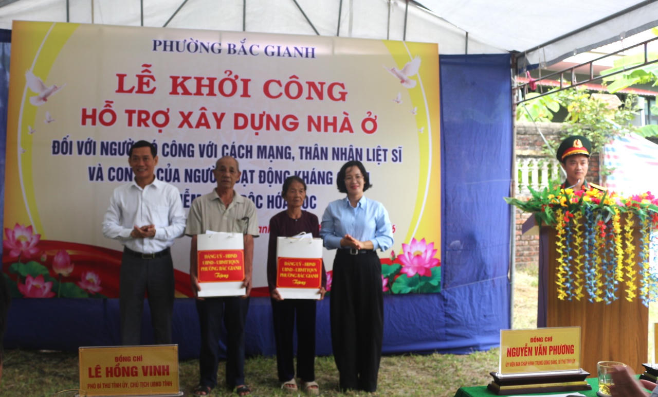 Lãnh đạo phường Bắc Gianh trao quà cho gia đình bà Nguyễn Thị Quyên và hộ ông Trần Văn Dũng. (Ảnh: Minh Phương).
