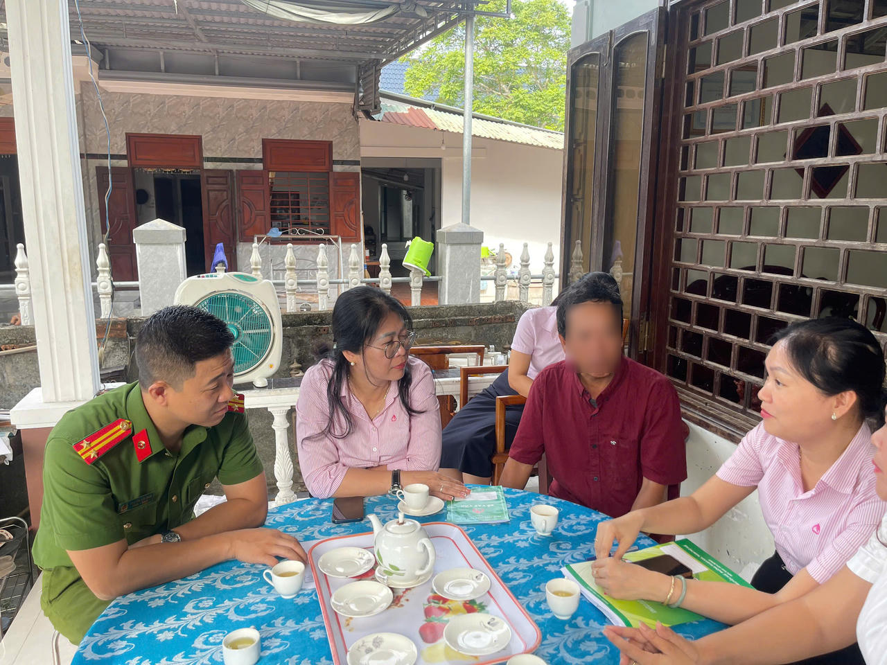 Đoàn kiểm tra liên ngành thăm hộ gia đình ông N.V.B. (Ảnh: Thùy Nhung).