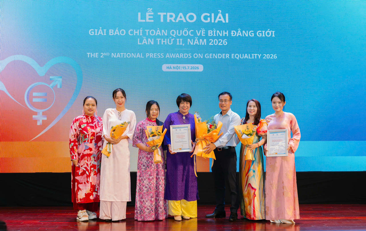 Phó Tổng Biên tập Báo Pháp luật Việt Nam Trần Ngọc Hà chụp ảnh lưu niệm cùng nhóm tác giả đoạt giải A.