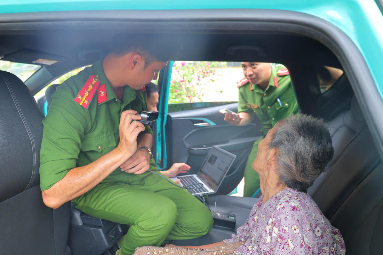 Công an sắp xếp phương tiện đưa đón những trường hợp tuổi cao, sức khỏe yếu hoặc đi lại khó khăn (Ảnh: Vân Anh)