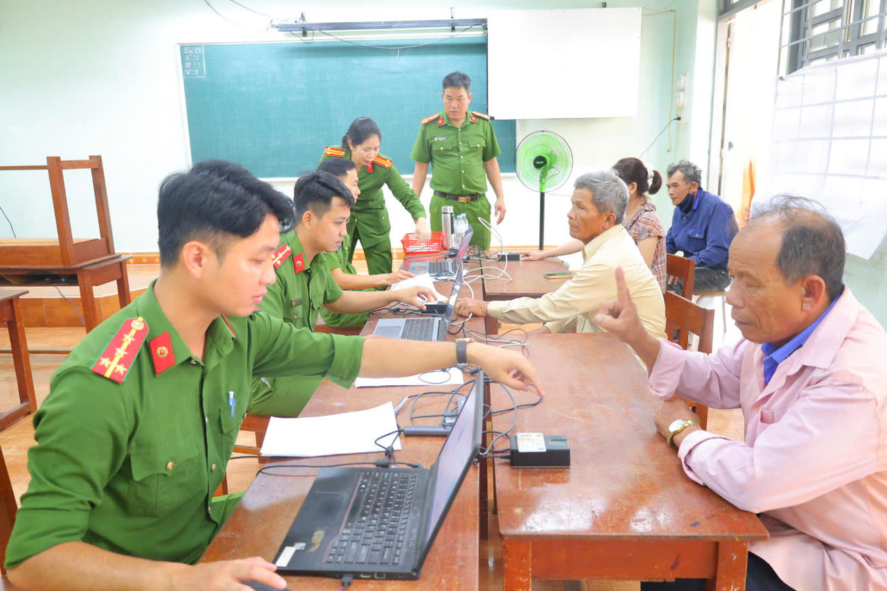 Công an xã Đông Sơn đã chủ động phối hợp với chính quyền và các ban, ngành, đoàn thể triển khai đồng bộ nhiều giải pháp nhằm bảo đảm việc thu nhận mẫu diễn ra đúng quy định (Ảnh: Vân Anh)