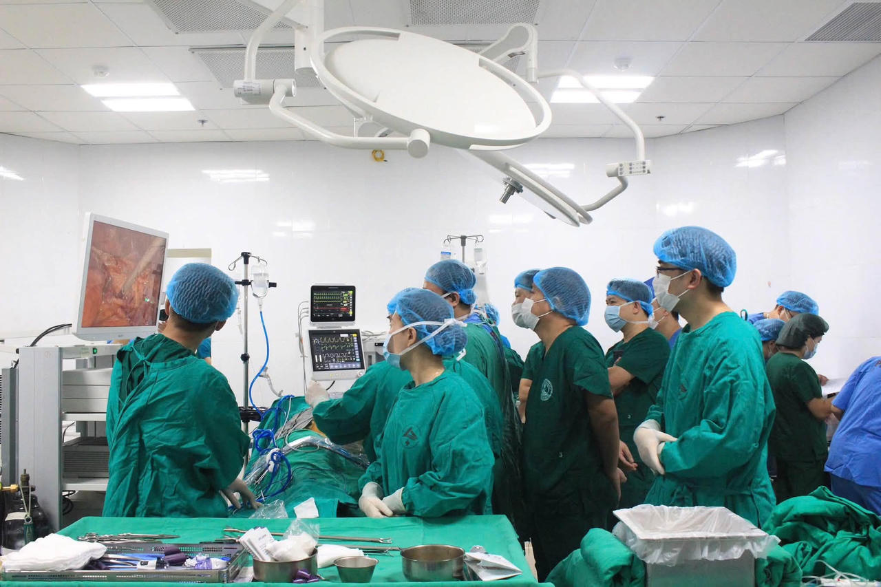 Các bác sỹ thực hiện ca ghép thận tại Bệnh viện đa khoa số 2 tỉnh Lào Cai
