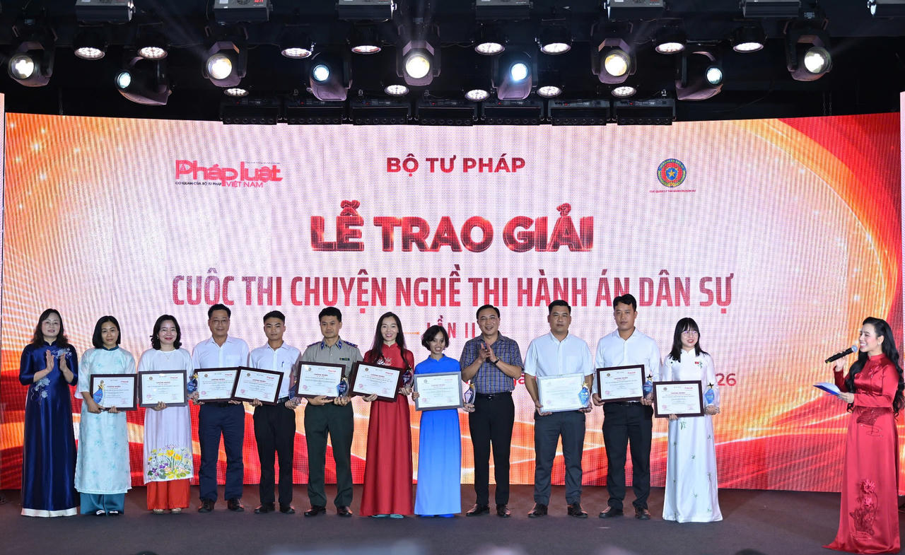 Ông Phạm Văn Lâm, Phó Cục trưởng Cục Kế hoạch - Tài chính (Bộ Tư pháp) và TS. Vũ Hồng Thúy, Phó Tổng Biên tập Báo Pháp luật Việt Nam trao giải thưởng cho các tác giả đạt giải Chuyên đề.