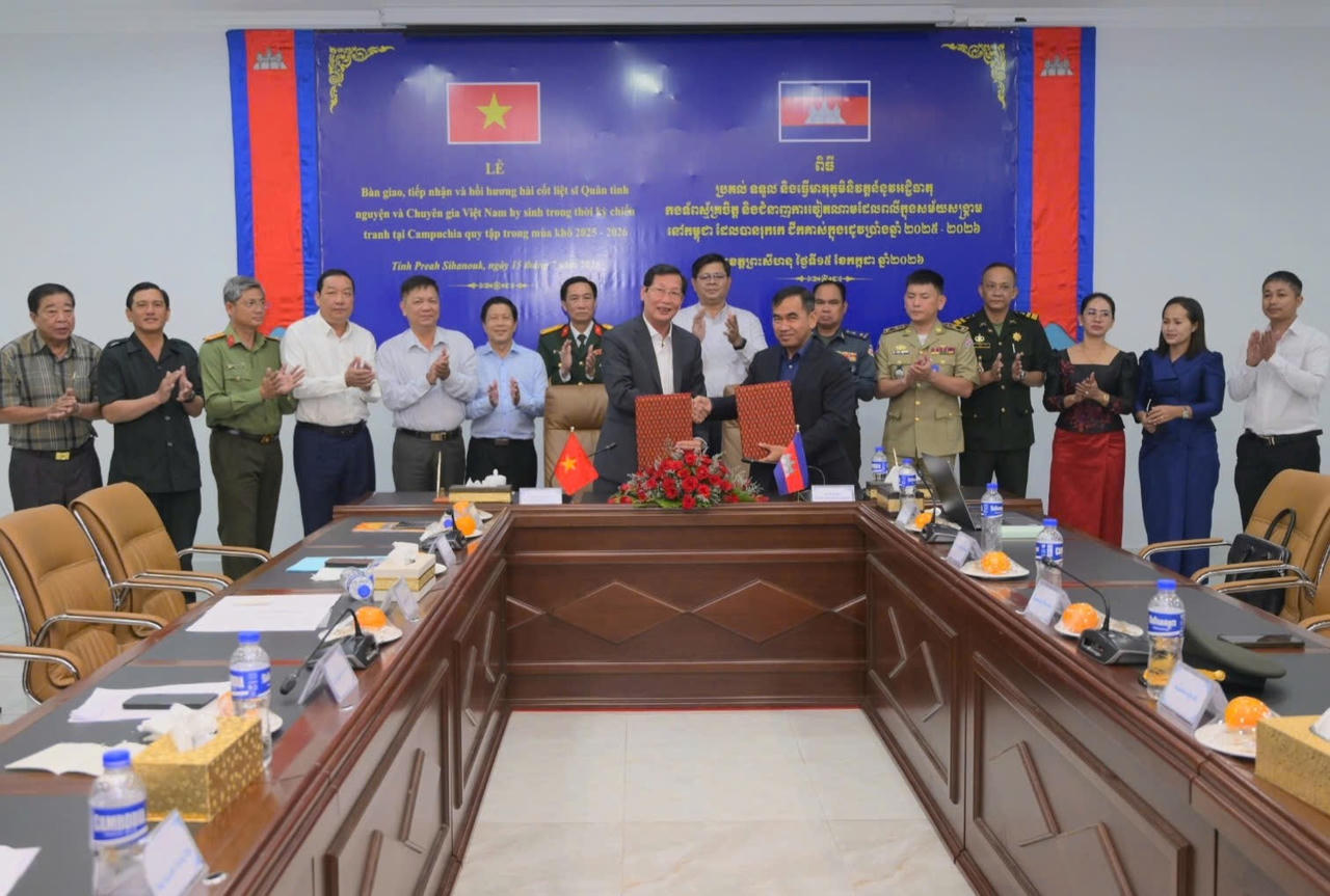 Ban chuyên trách 2 tỉnh ký kết biên bản bàn giao, tiếp nhận hài cốt liệt sĩ.