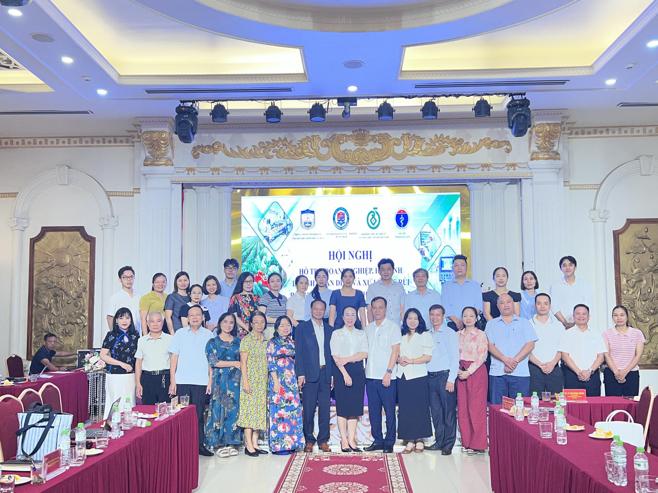 Các đại biểu chụp ảnh lưu niệm.