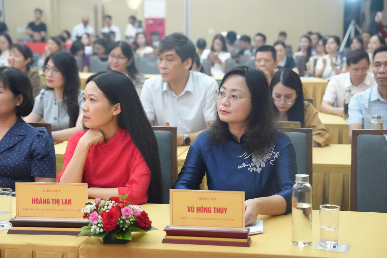 Đại diện Ban tổ chức và các đại biểu tham dự Lễ Trao giải.