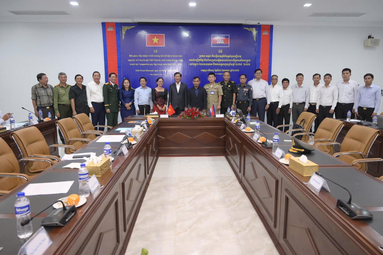 Ban Chuyên trách tỉnh An Giang và Ban Chuyên trách tỉnh Preah Sihanouk chụp ảnh lưu niệm.