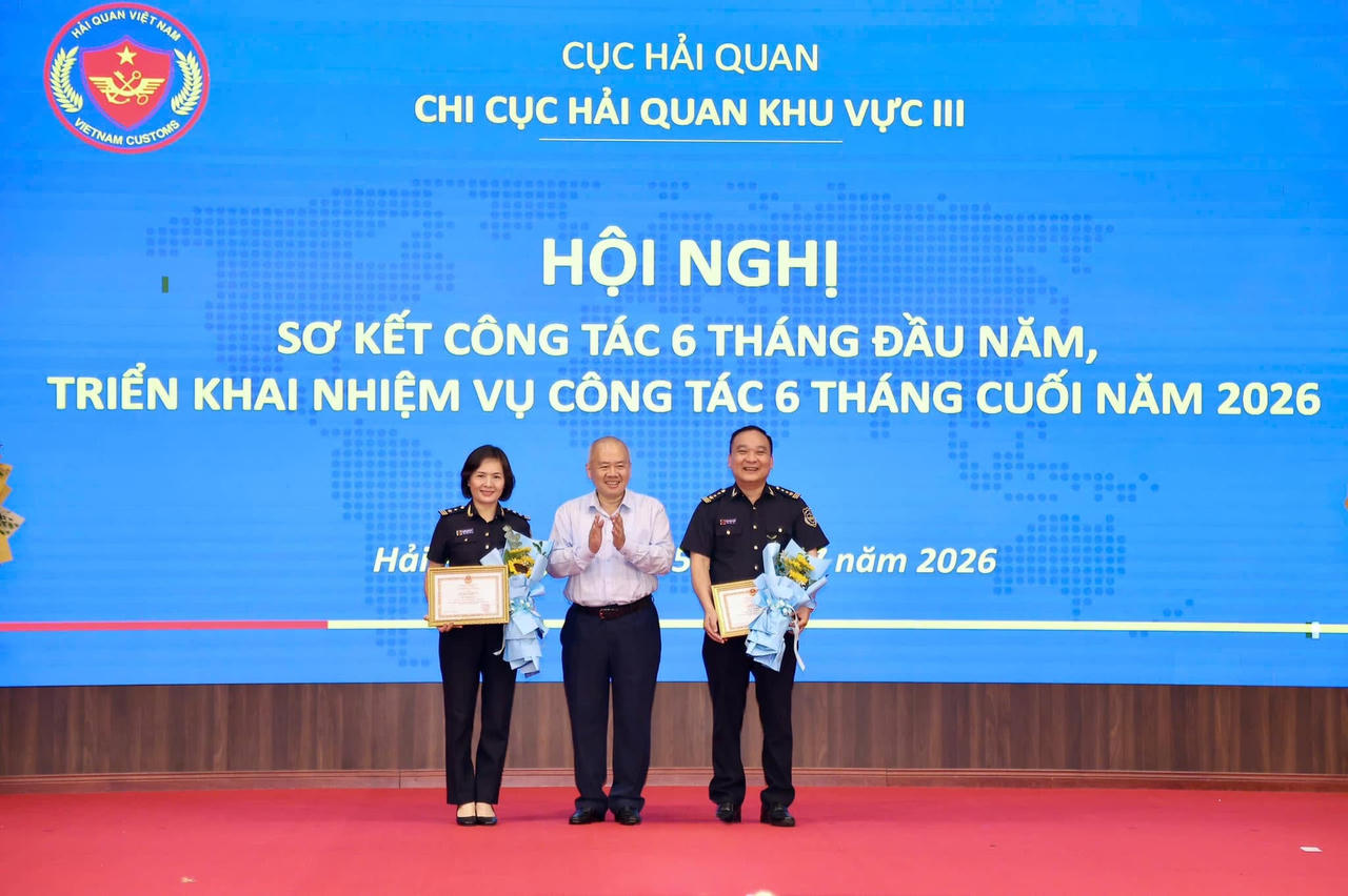 Chủ tịch UBND TP Hải Phòng trao tặng Giấy khen của Cục trưởng Cục Hải quan cho tập thể Chi cục Hải quan khu vực III.
