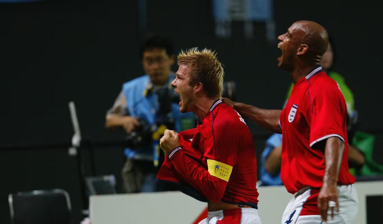 Beckham ghi bàn vào lưới Argentina tại World Cup 2002 (Ảnh: FIFA)