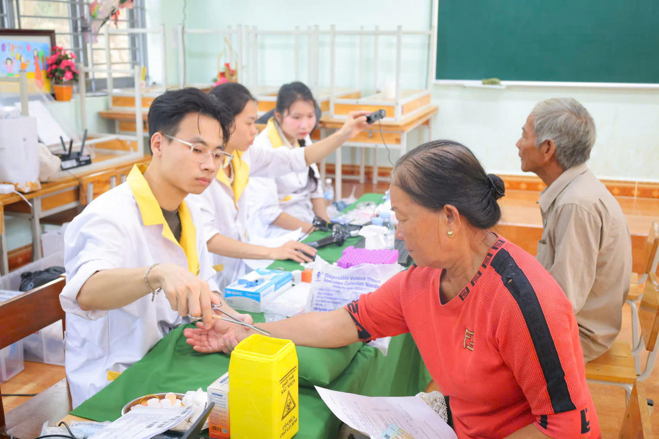 Việc thu nhận mẫu ADN phục vụ công tác giám định bằng phương pháp khoa học hiện đại (Ảnh: Vân Anh)
