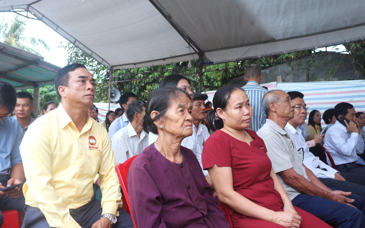 Bà Nguyễn Thị Quyên cùng con gái Trần Thị Quyết tại lễ khởi công.