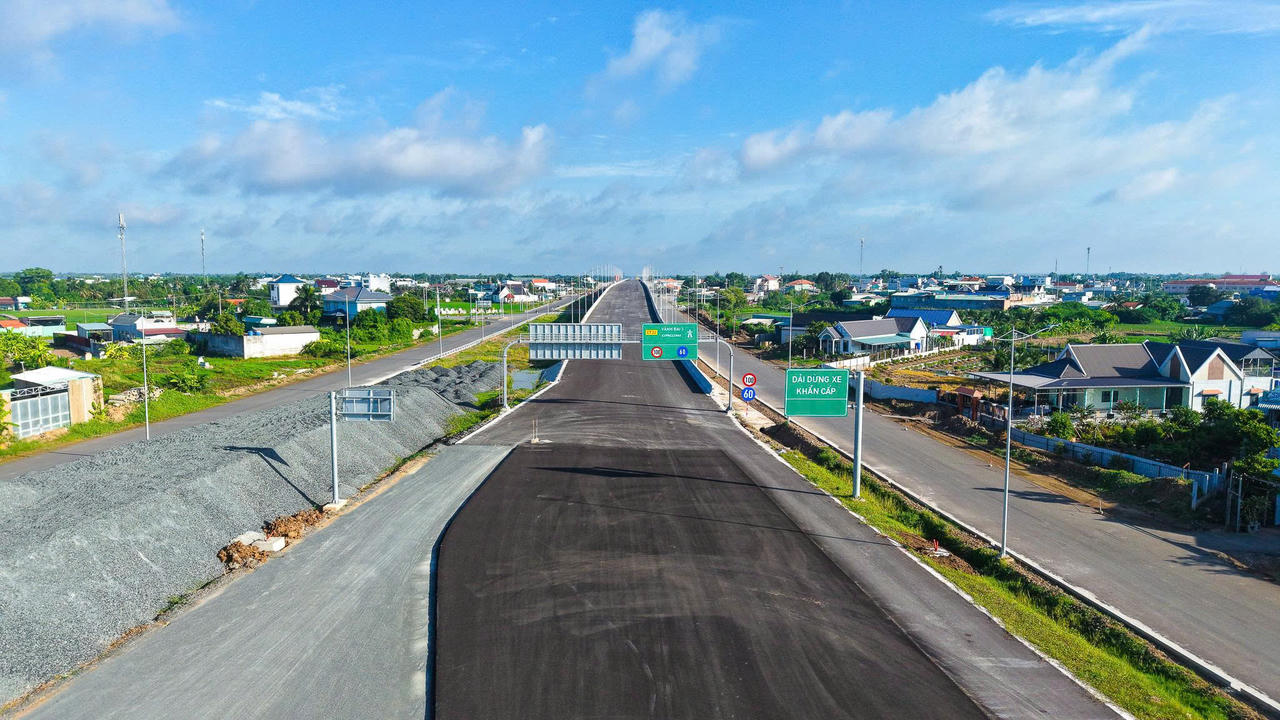 Công trường Vành đai 3 TP HCM đang được đẩy nhanh tiến độ với các hạng mục hoàn thiện mặt đường.