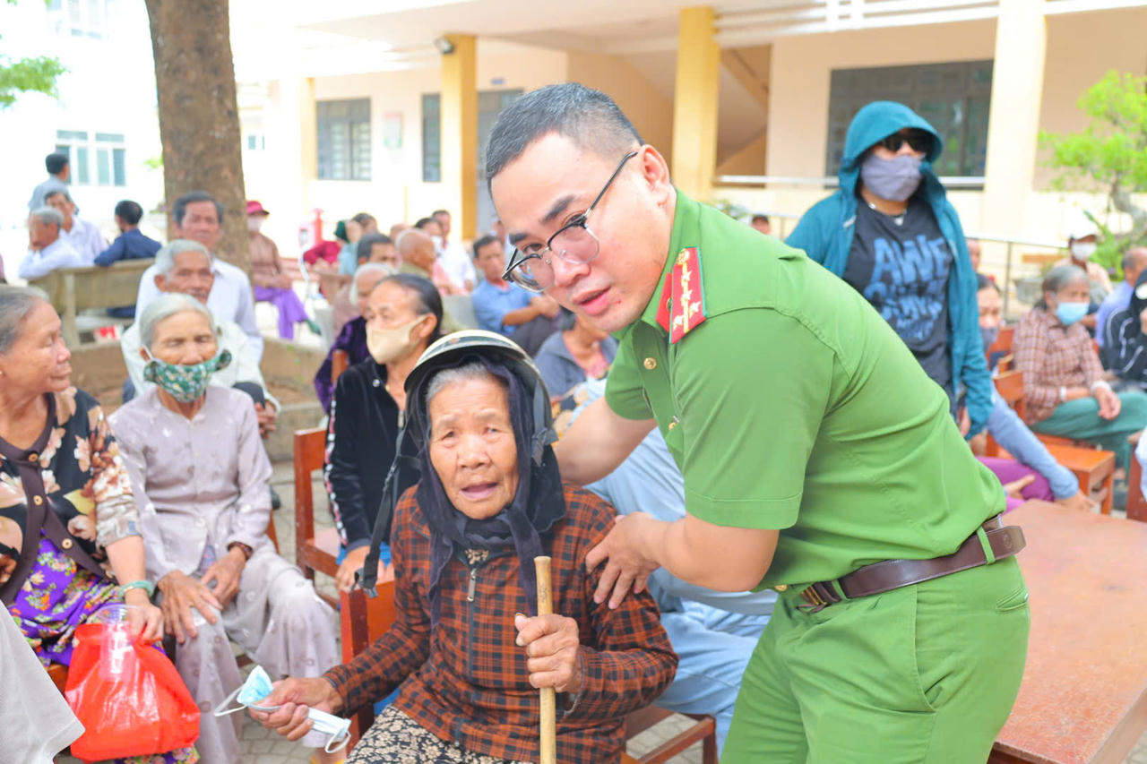 Hàng nghìn thân nhân liệt sĩ tại Quảng Ngãi tham gia lấy mẫu ADN