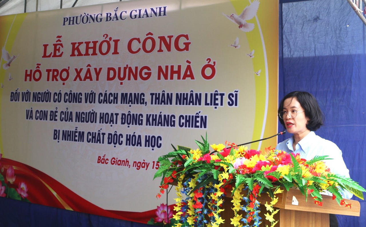 Bí thư Đảng ủy phường Bắc Gianh Đinh Thị Ngọc Lan phát biểu tại lễ khởi công Chương trình hỗ trợ nhà ở cho người có công và các đối tượng chính sách. (Ảnh: Minh Phương).