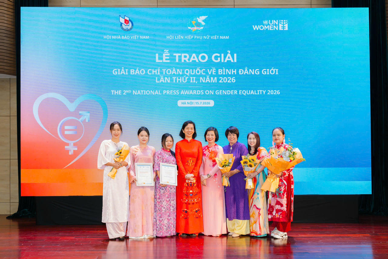 Nhóm tác giả đoạt giải A chụp ảnh lưu niệm với Phó Chủ tịch Hội liên hiệp phụ nữ Việt Nam Nguyễn Thị Minh Hương (người đứng giữa. áo dài đỏ).