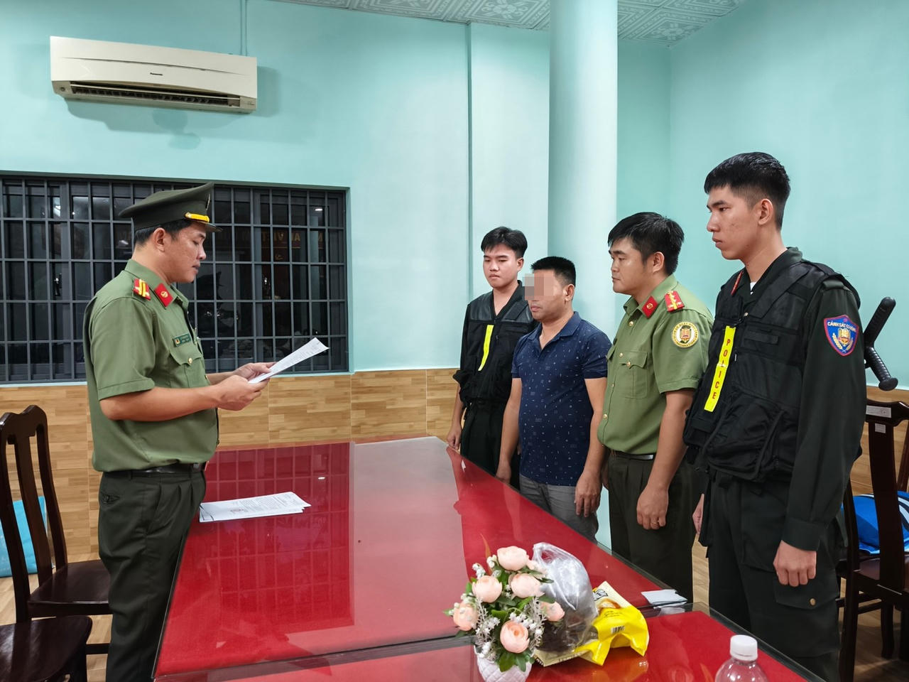 Khởi tố 2 đối tượng tổ chức cho người khác ở lại Việt Nam trái phép 