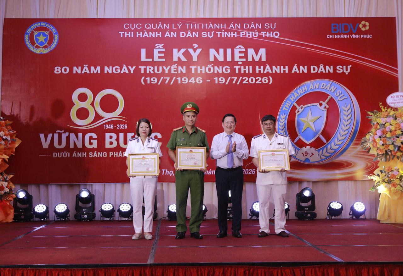 Thứ trưởng Bộ Tư pháp Mai Lương Khôi trao Bằng khen của Bộ Tư pháp cho các tập thể, cá nhân có thành tích xuất sắc.