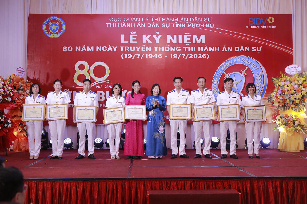 Phó Chủ tịch UBND tỉnh Phùng Thị Kim Nga trao Bằng khen của UBND tỉnh cho các cá nhân có thành tích xuất sắc trong công tác thi hành án dân sự.
