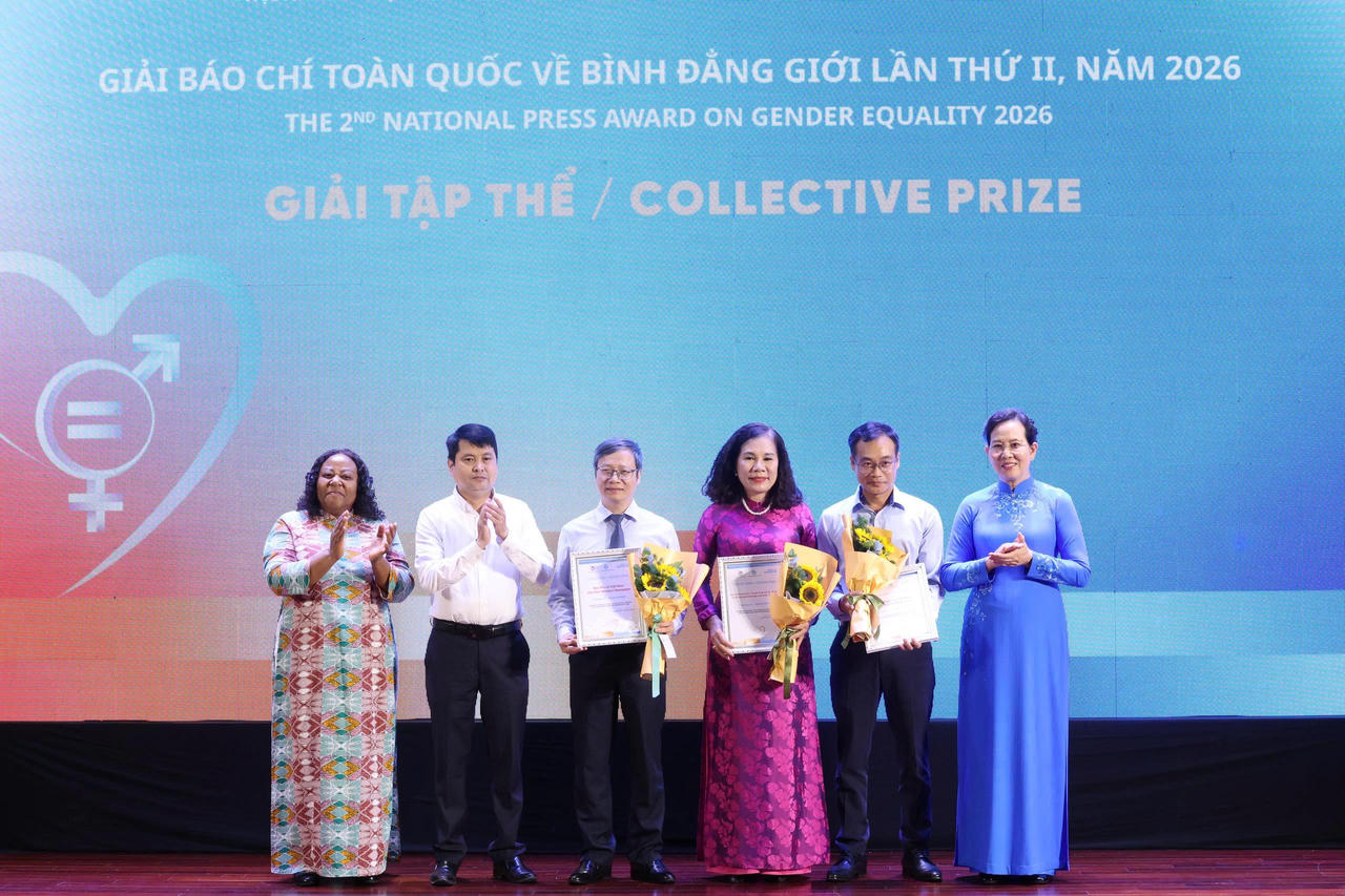 Phó Tổng Biên tập Báo Pháp luật Việt Nam Trần Ngọc Hà (thứ hai từ phải sang) nhận Bằng khen thưởng cơ quan báo chí có nhiều tác phẩm tham dự và đạt chất lượng tốt. (Ảnh: Thu Hà/Báo PNVN)